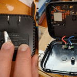 Apertura del Xiaomi Mi WiFi Repeater Pro retirando la pegatina trasera para acceder al tornillo.