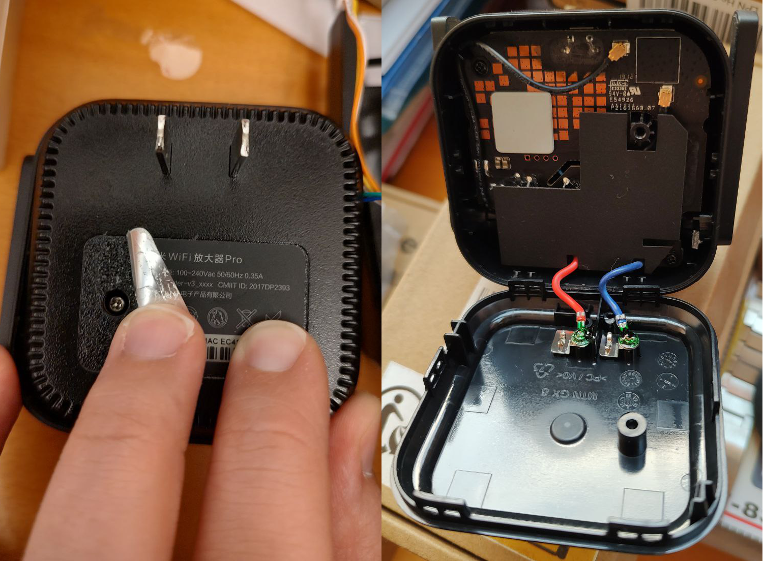 Apertura del Xiaomi Mi WiFi Repeater Pro retirando la pegatina trasera para acceder al tornillo.