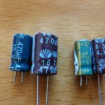 Condensadores originales y de reemplazo utilizados para reparar el Xiaomi Mi WiFi Repeater Pro.