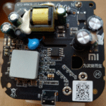 Placa PCB interna del Xiaomi Mi WiFi Repeater Pro con la fuente flyback integrada.