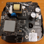 Placa del Xiaomi Mi WiFi Repeater Pro con los condensadores retirados durante la reparación.