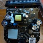 Condensadores nuevos soldados en la PCB del Xiaomi Mi WiFi Repeater Pro durante la reparación.