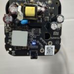 Xiaomi Mi WiFi Repeater Pro funcionando con el LED azul encendido tras la reparación.